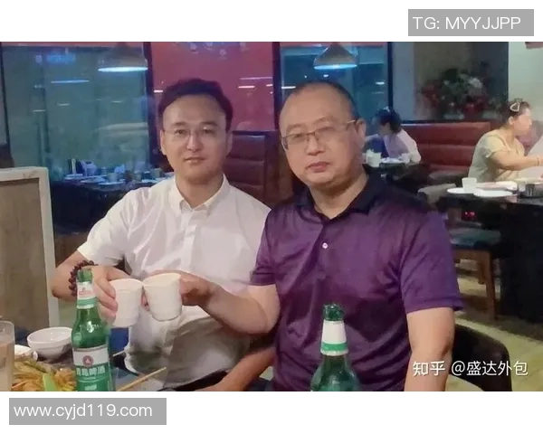 成都羽毛球队与杭州羽毛球队赛后复盘探讨团队协作的成功与挑战 成都羽毛球队与杭州羽毛球队赛后复盘探讨团队协作的成功与挑战